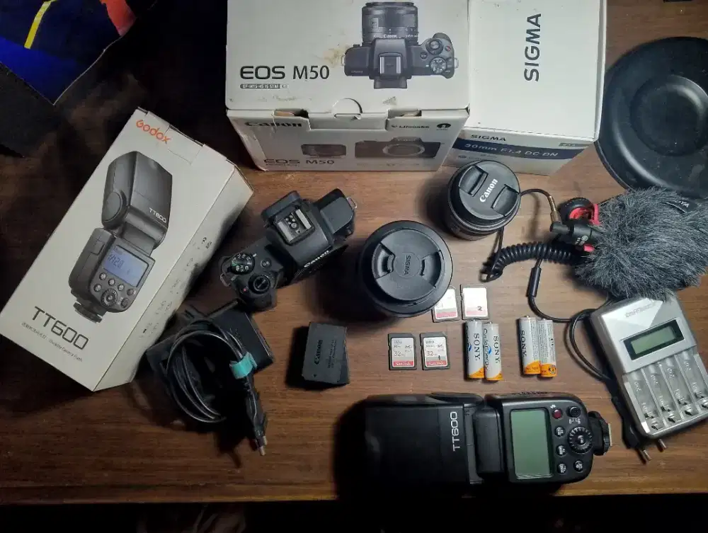 Canon M50 Kit + Lensa Sigma 30mm + Flash Godox