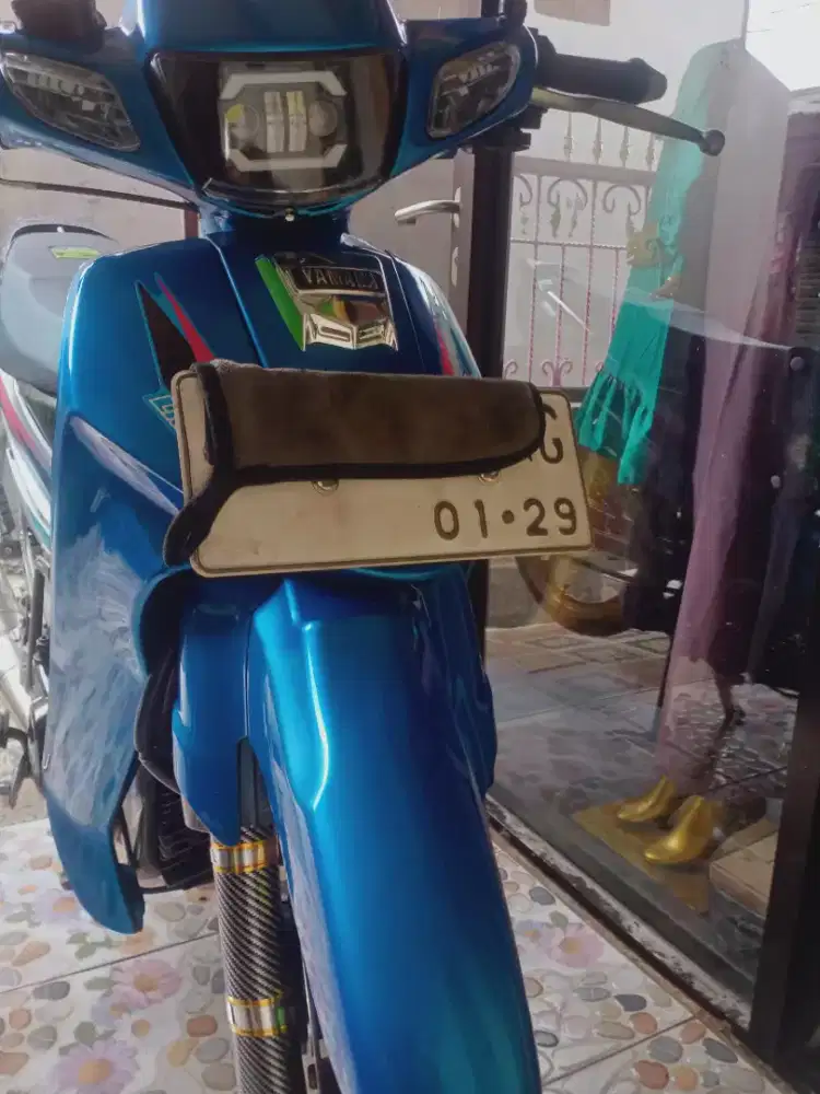 F1Zr 2004 warna asli biru dari lahir