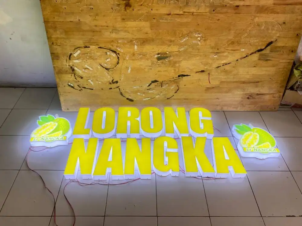 Huruf timbul akrilik lampu