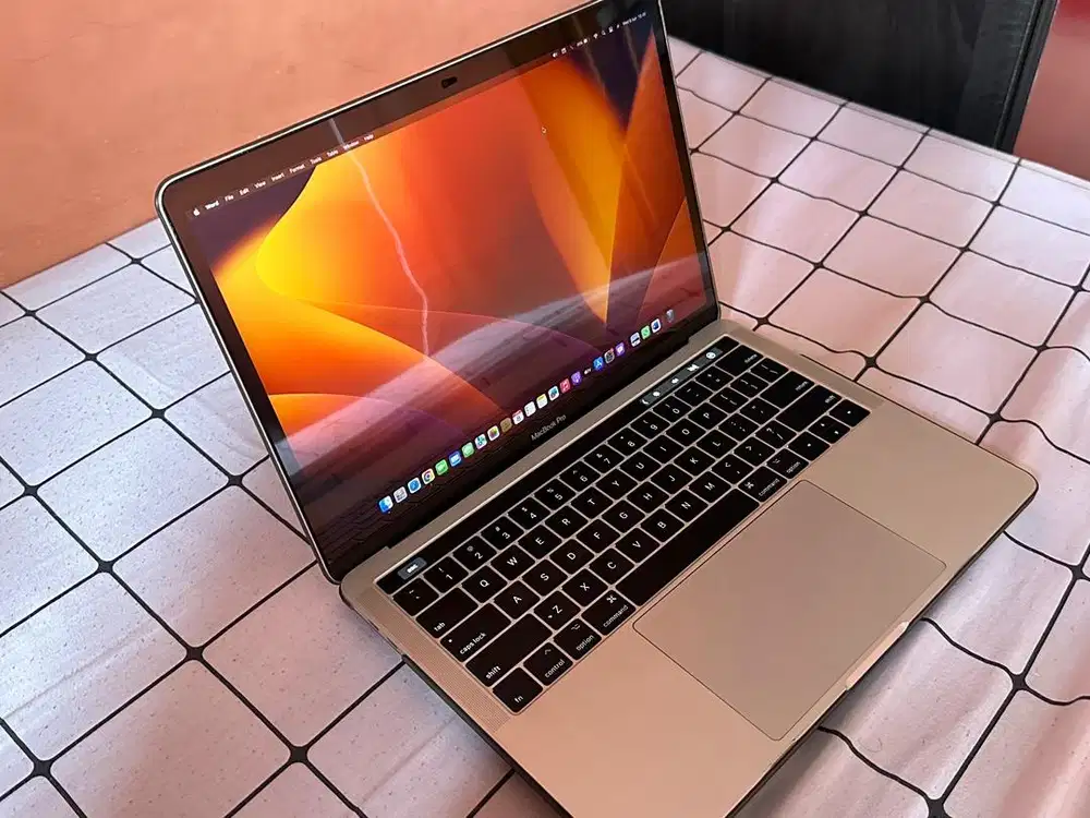 JUAL MACBOOK PRO TOUCHBAR 2017 16GB CORE I5 512GB