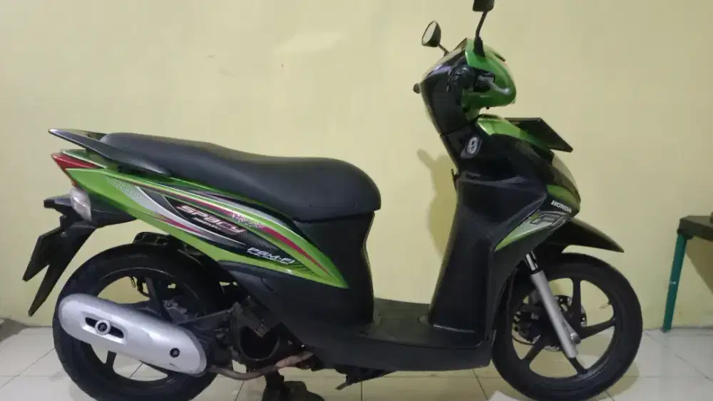 Honda 2012 sangat bagus pajak hidup dan surat lengkap. Siap pakai