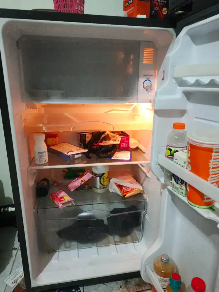 Dijual kulkas Sharp kondisi masih ori dan dingin