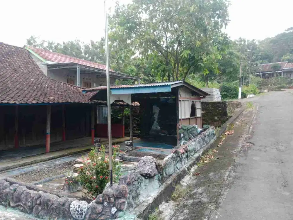 Dijual dua rumah luas tanah 500m² luas bangunan 186m² jalan 5m 70m dari jalann raya Weru, 3kt , 2 km, harga 250 jt nego, weru sukoharjo