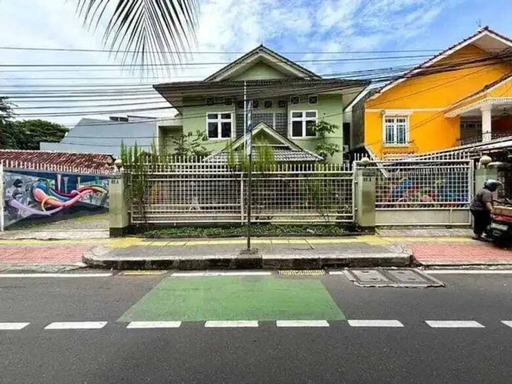 Jual rumah di Tebet Raya (di bawah NJOP), Lokasi sangat strategis, cocok untuk bangunan komersial, carport 10 mobil