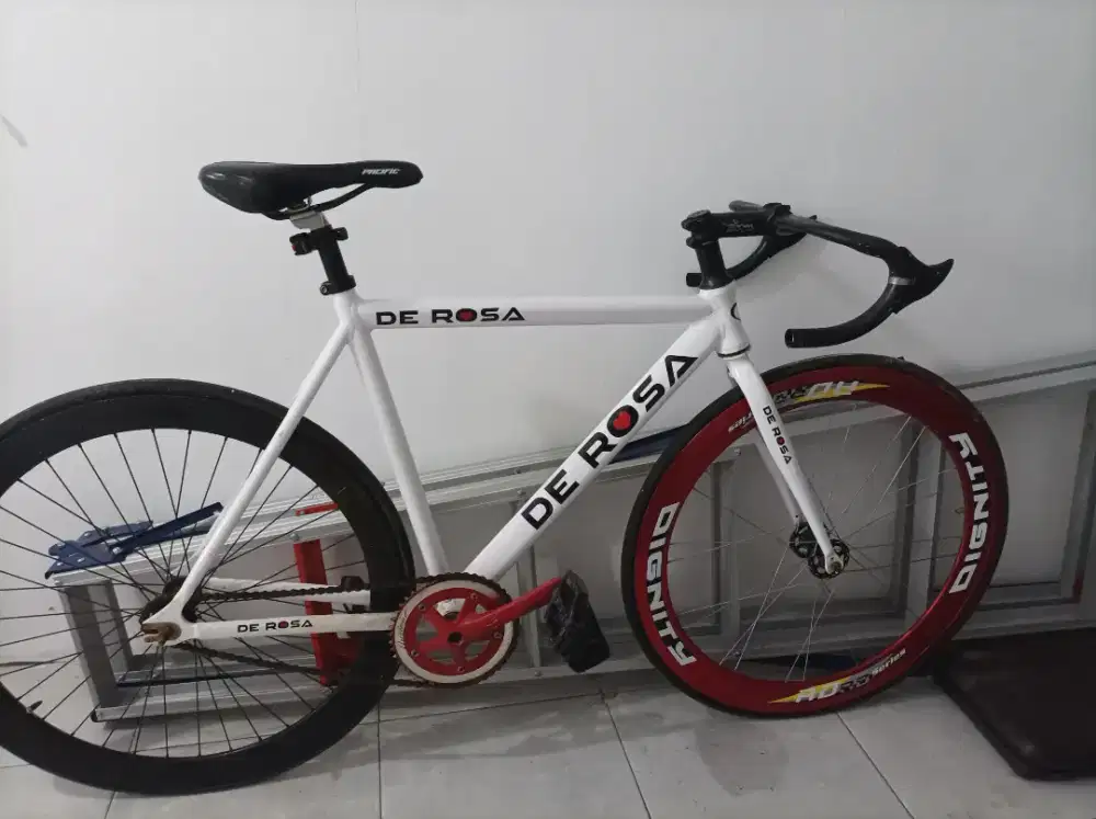 dijual cepat sepeda fixie bekas kondisi mulus lecet sedikit nego tipis