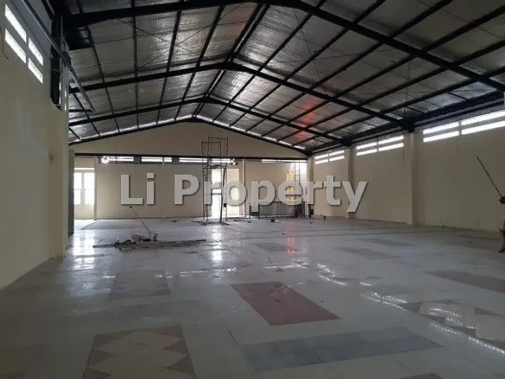 gedung Setiabudi, dekat gerbang tol Srondol dan Banyumanik, Semarang