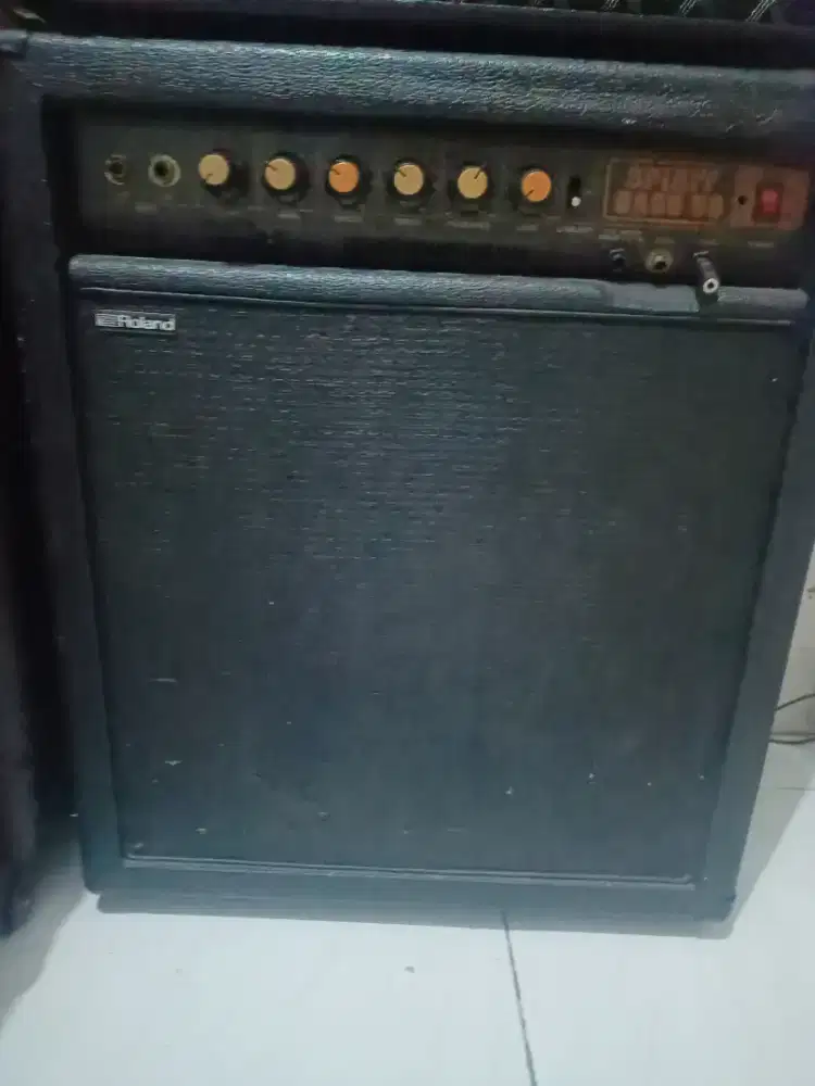 Amplifier Gitar Bass