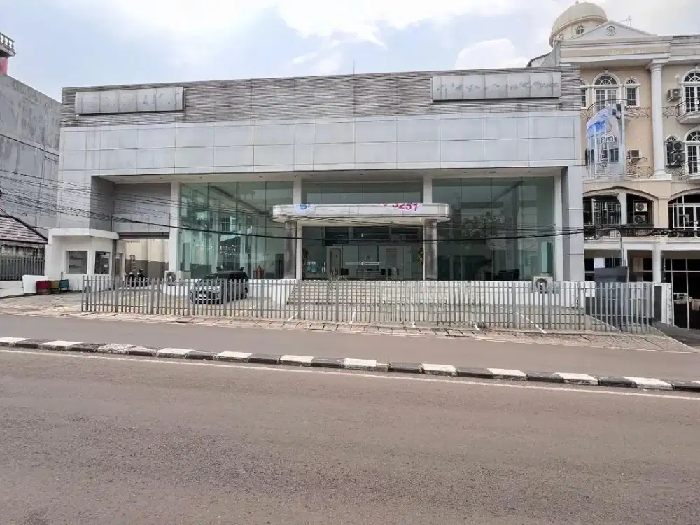 Bangunan Showroom Luas & Siap Pakai Lokasi Radio Dalam Jakarta Selatan