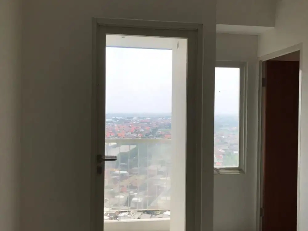 Disewakan Apartemen Puncak CBD Wiyung 2BR Kosongan Tanpa AC dekat Dian Istana, Graha Famili