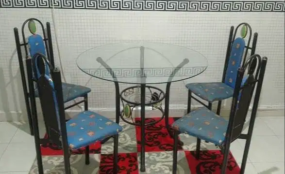 Meja Makan Kaca bulat