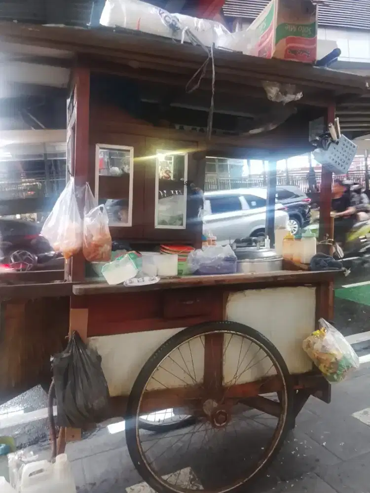 di butuhkan karyawan