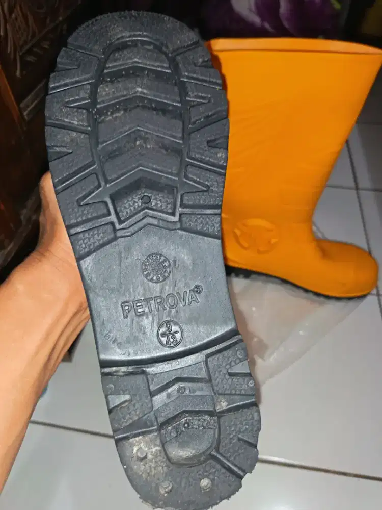 Sepatu booth safety ujung besi