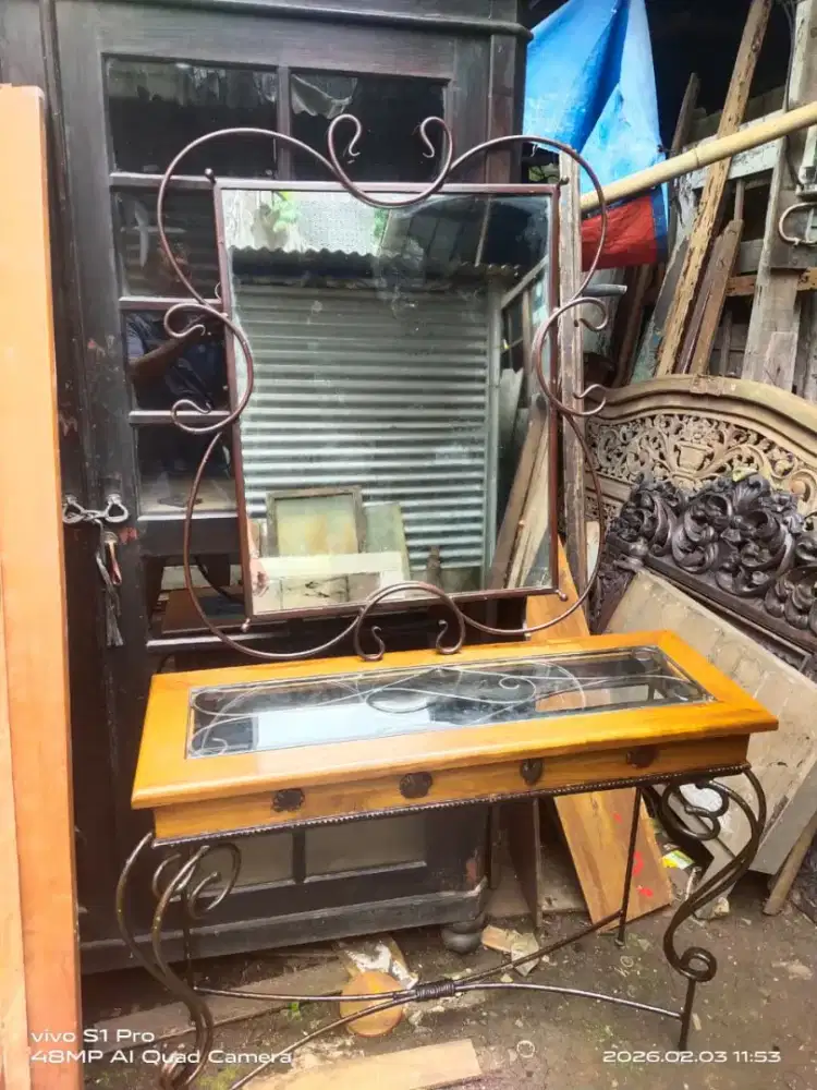 Meja consul dan kaca