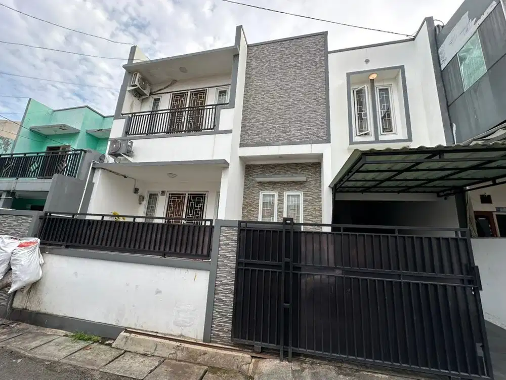 DI JUAL RUMAH 2 1/2 LANTAI LOKASI STRATEGIS