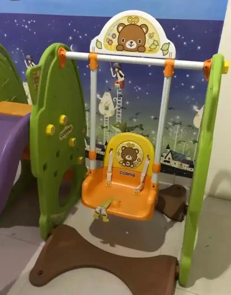 Mainan perosotan dan mobil