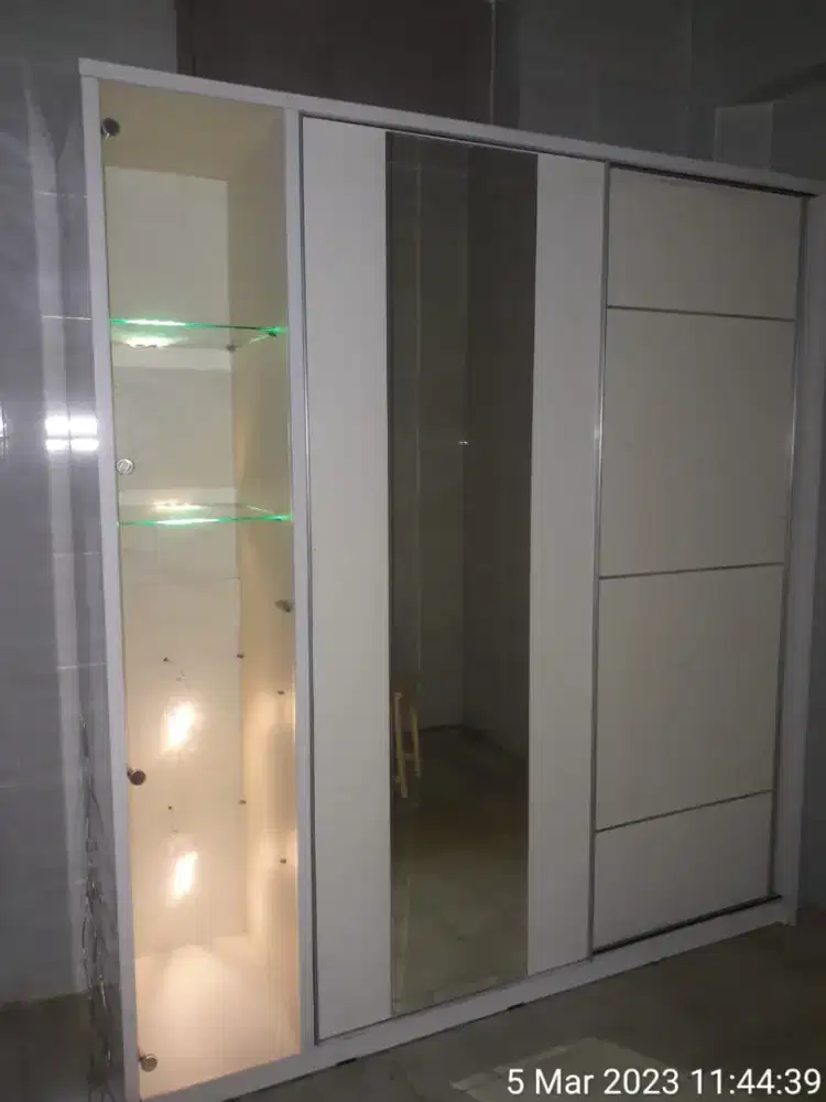 Lemari Besar Pintu Sliding dan Cermin