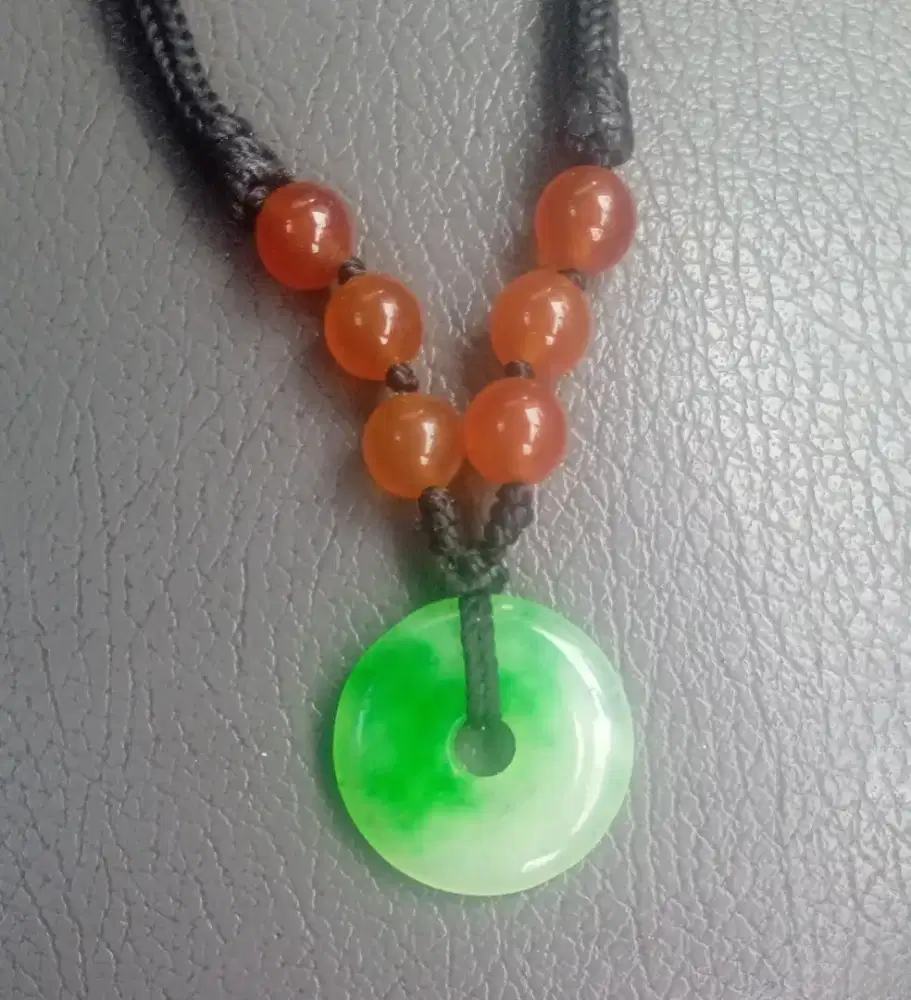 Kalung kesehatan liontin batu Giok