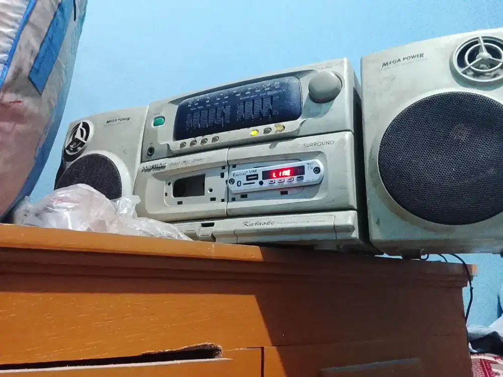 Radio tape masih nyala