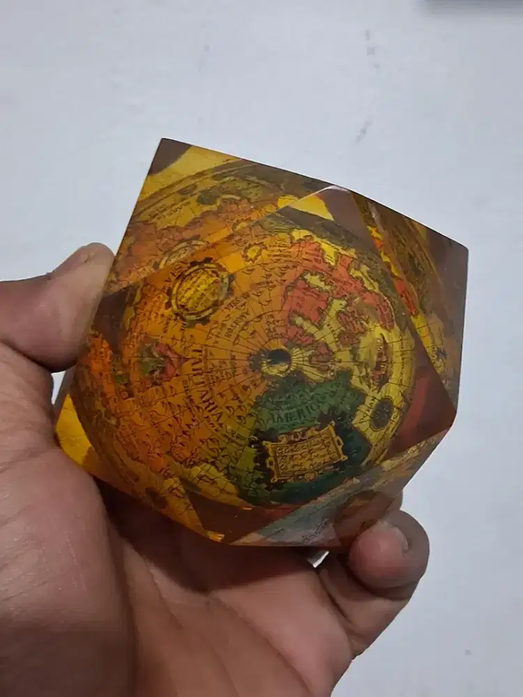 Dekoratif kubus peta dunia kuno