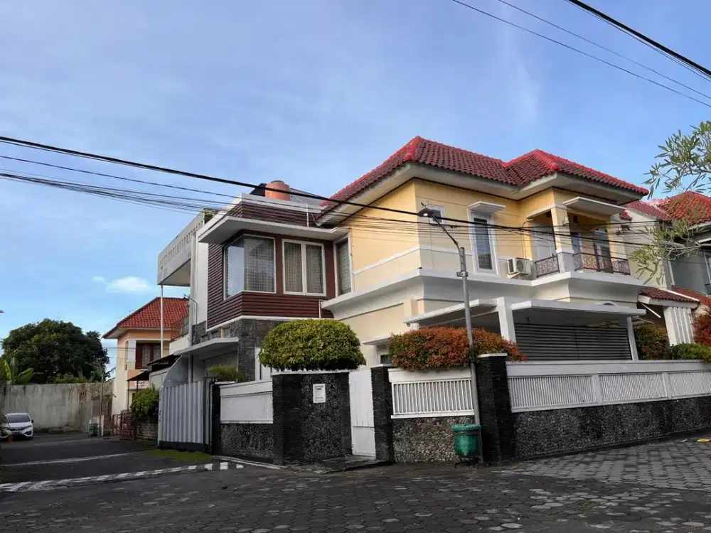 RUMAH 2 LANTAI POSISI HOOK STRATEGIS DEKAT HOTEL HYATT