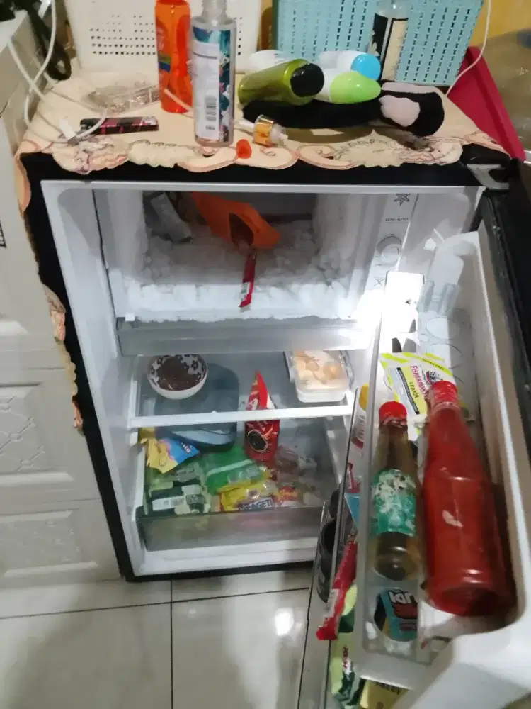 Jual BU kulkas 1 picture masi bagus politron masi garansi 7 thn .