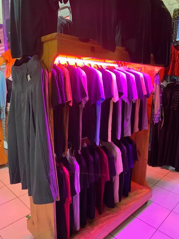 lemari baju pajangan dari kayu jati belanda