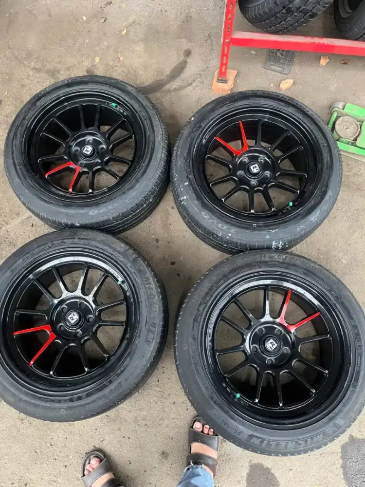 Velg venom5 ring 18 lebar 9 pcd 5x114,3 ET 40 ban 235/50 R18 reborn