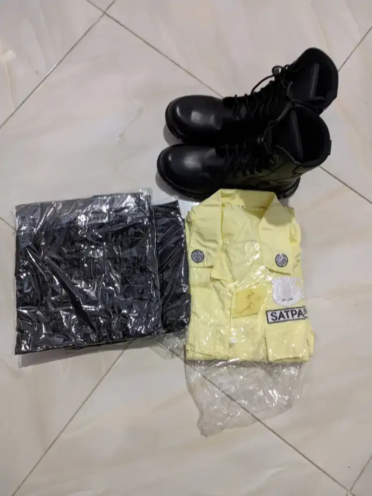 Jual baju, celana dan sepatu security baru 2 pasang