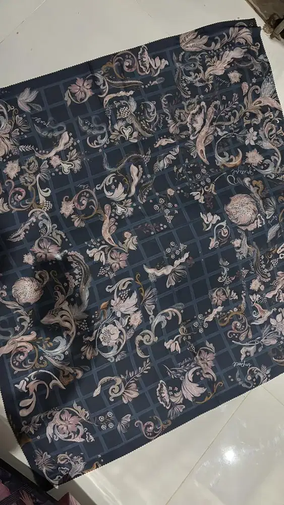 Jilbab button masih baru