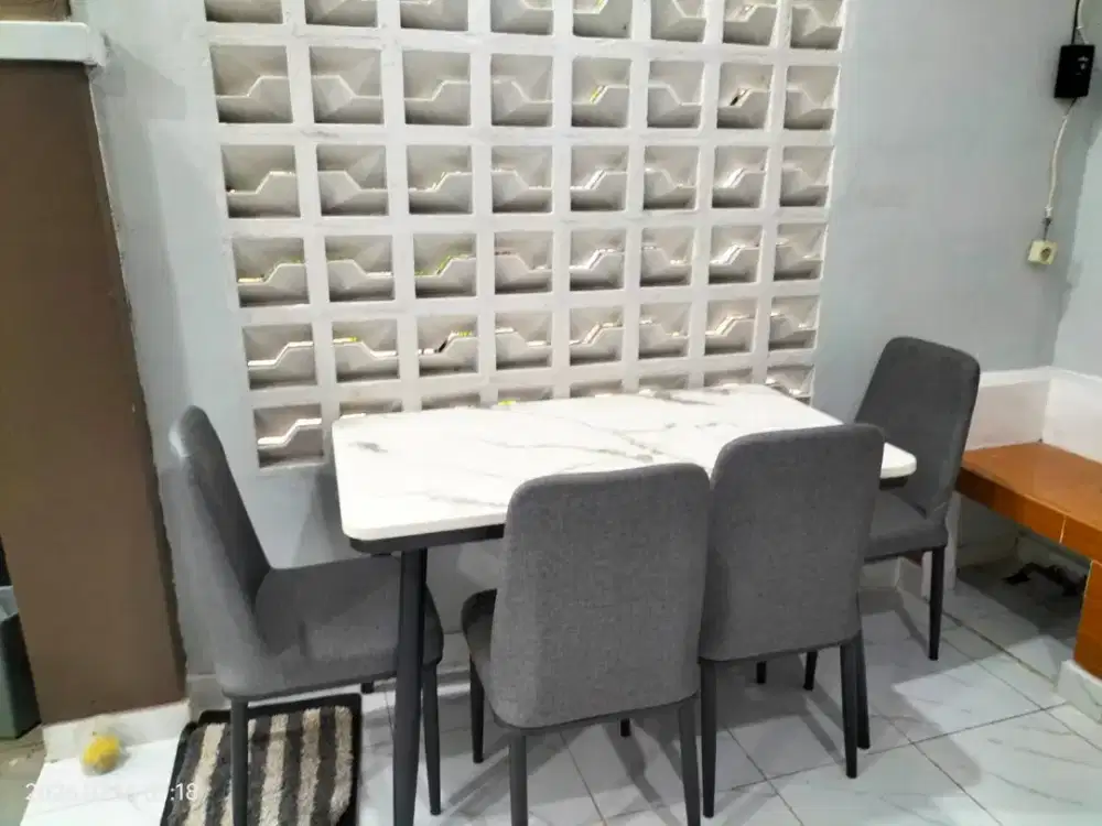 Meja makan 4 kursi