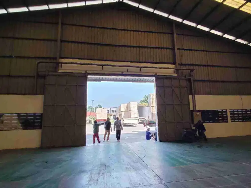 gudang besar siap operasional dekat taman tekno BSD