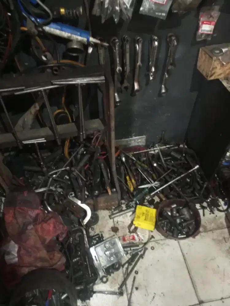 Alat alat bengkel motor dan mobil siap kerja
