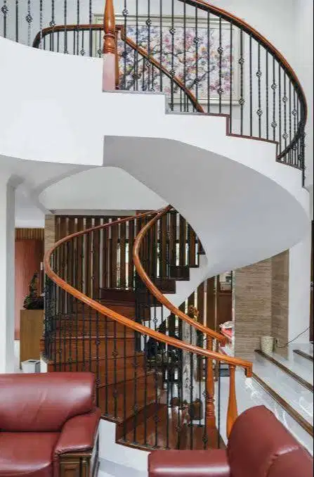 tangga putar pijakan play dan kayu