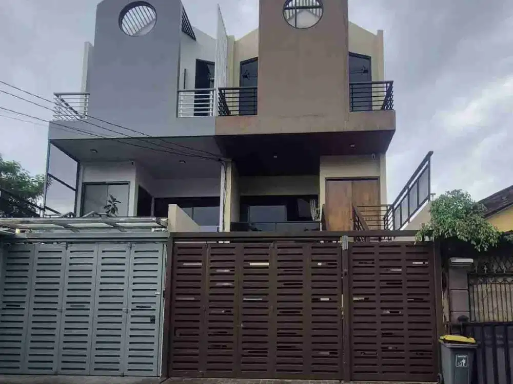 Rumah 3 lantai semi furnished siap huni di Pondok Bambu Jaktim
