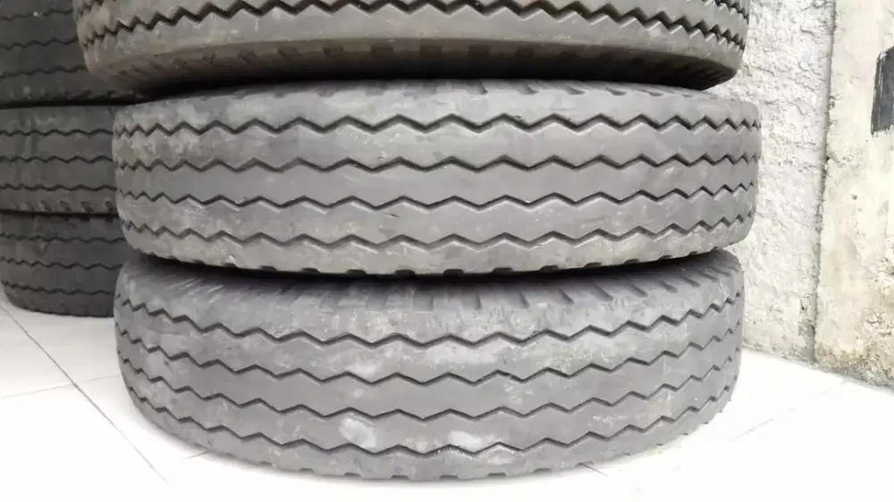 Di jual ban bekas truk tronton uk.8.25-20 merk gajah tunggal