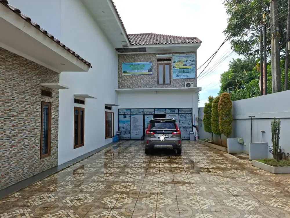dijual rumah 2 lantai ada kontrakan 8 unit terisi full