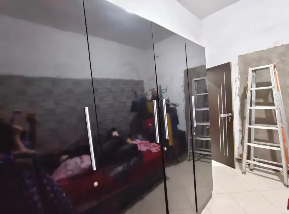 Lemari hitam ukuran tinggi 4 pintu