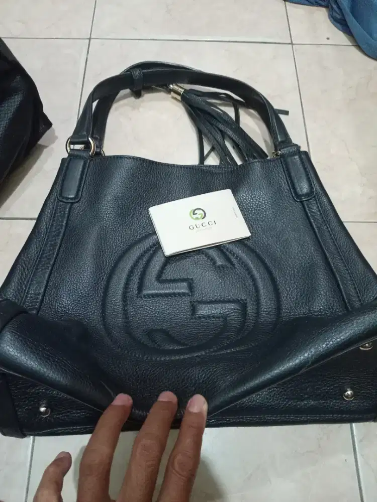 Tas gucci black leather soho