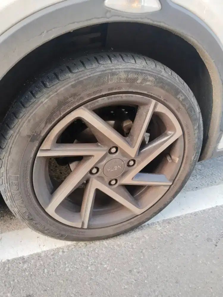 Jual BAN bekas mobil listrik