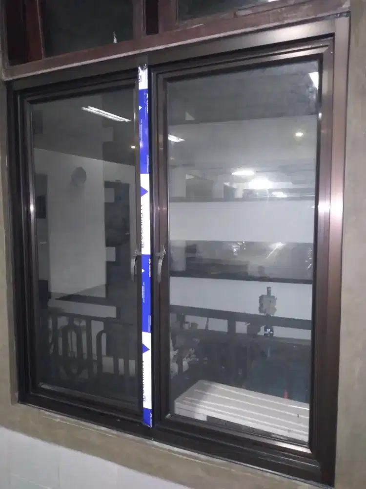 Jendela aluminium dobel daun T120cm L120cm hrg dg pasang 1,5 jt / pcs