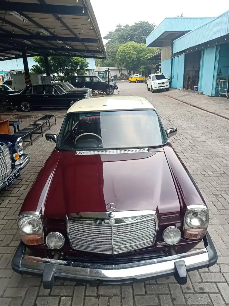 Mercedes-Benz 280 W114 /8 facelift klasik, Tahun 1975.