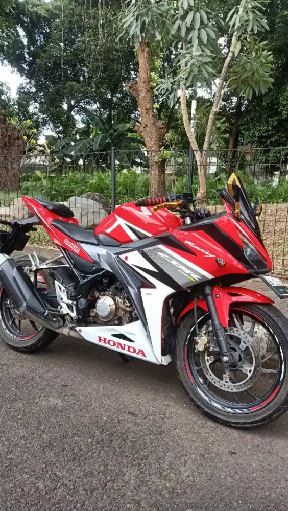 Honda CBR 150R 2017 Merah - Low KM, Pajak Hidup & Surat Lengkap