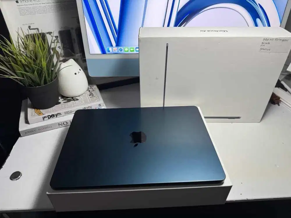 Macbook air M2 8/256GB resmi iBox (Like new 100%)