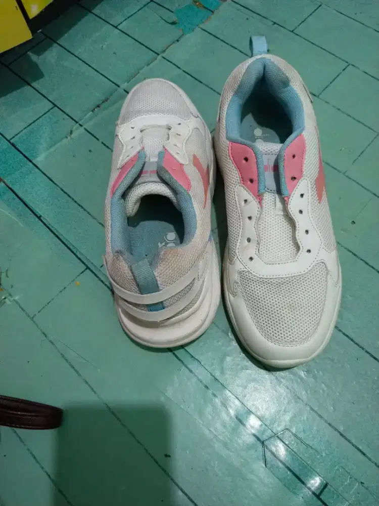 Sepatu Diadora wanita
