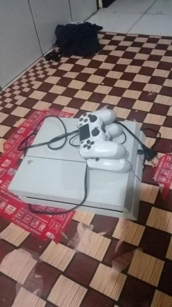 Di jual Ps 4 Slim White Edition 1TB