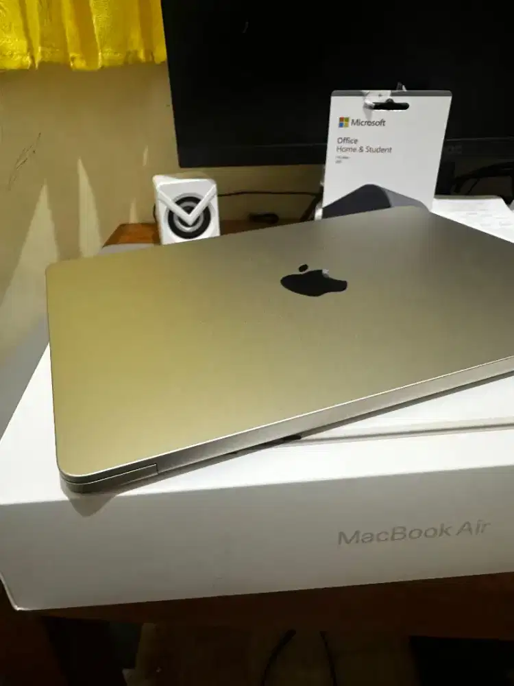 MacBook Air M2 256GB iBox Jarang Pakai CC18 BH100%