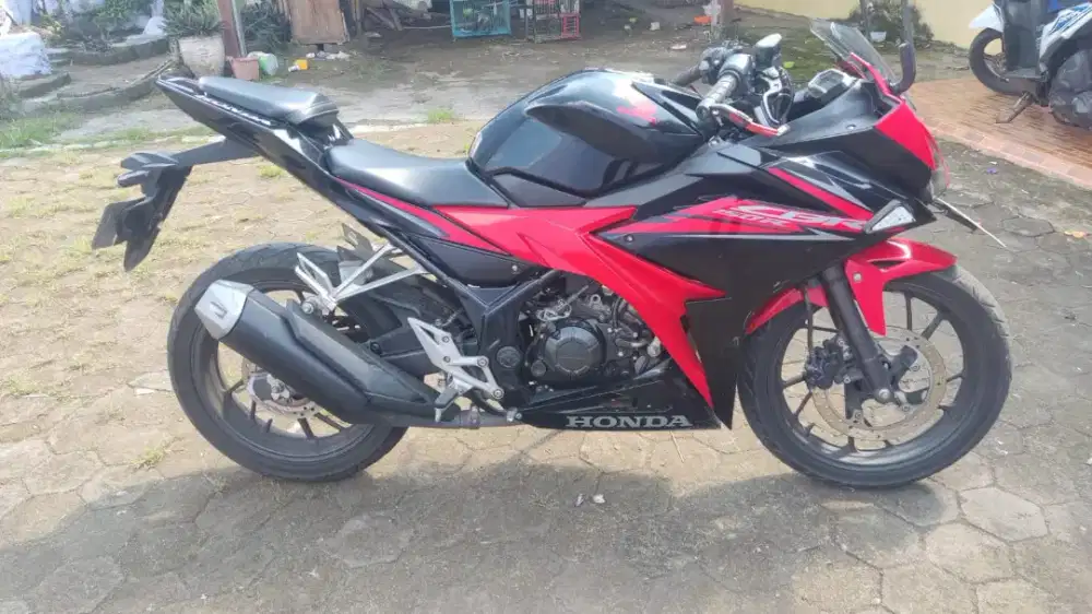 CBR 150R MERAH HITAM