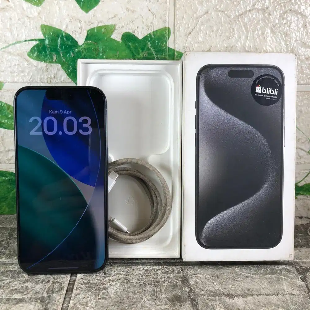 Iphone 15 pro 128 gb ibox minus ada sedikit den hitam di layar