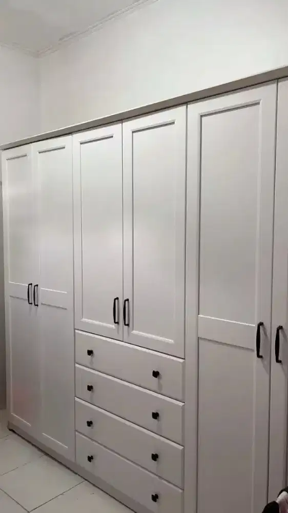 Lemari pakaian mobelio