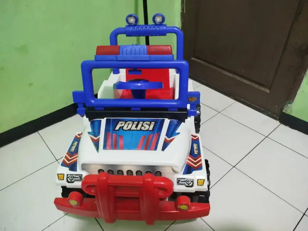 Mobil polisi anak